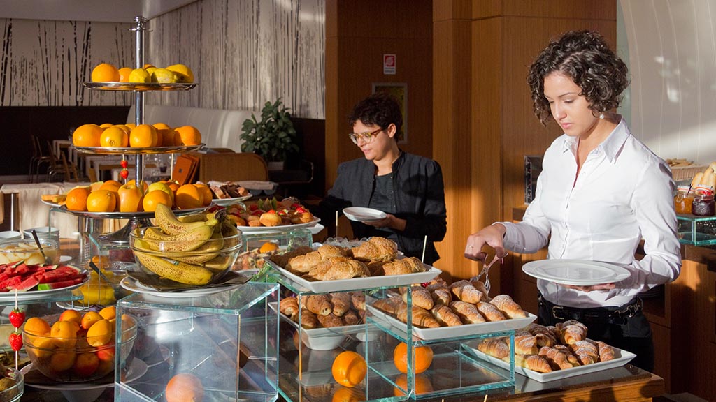 una bella fotografia di un buffet d'albergo, ecco come aumentare le prenotazioni dirette in hotel